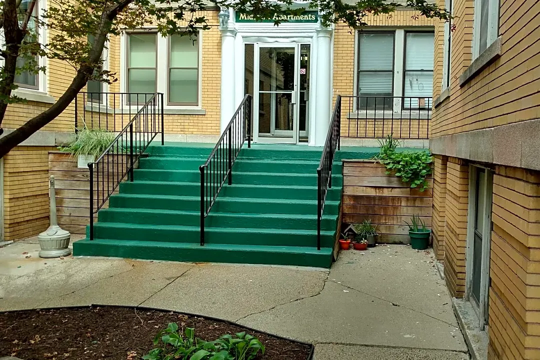 Midtown Apartments entrace.